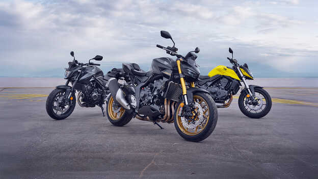 CB1100 zijaanzicht motorfiets met bestuurder buiten