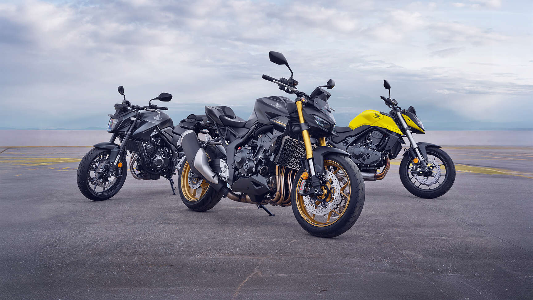 CB1100 zijaanzicht motorfiets met bestuurder buiten